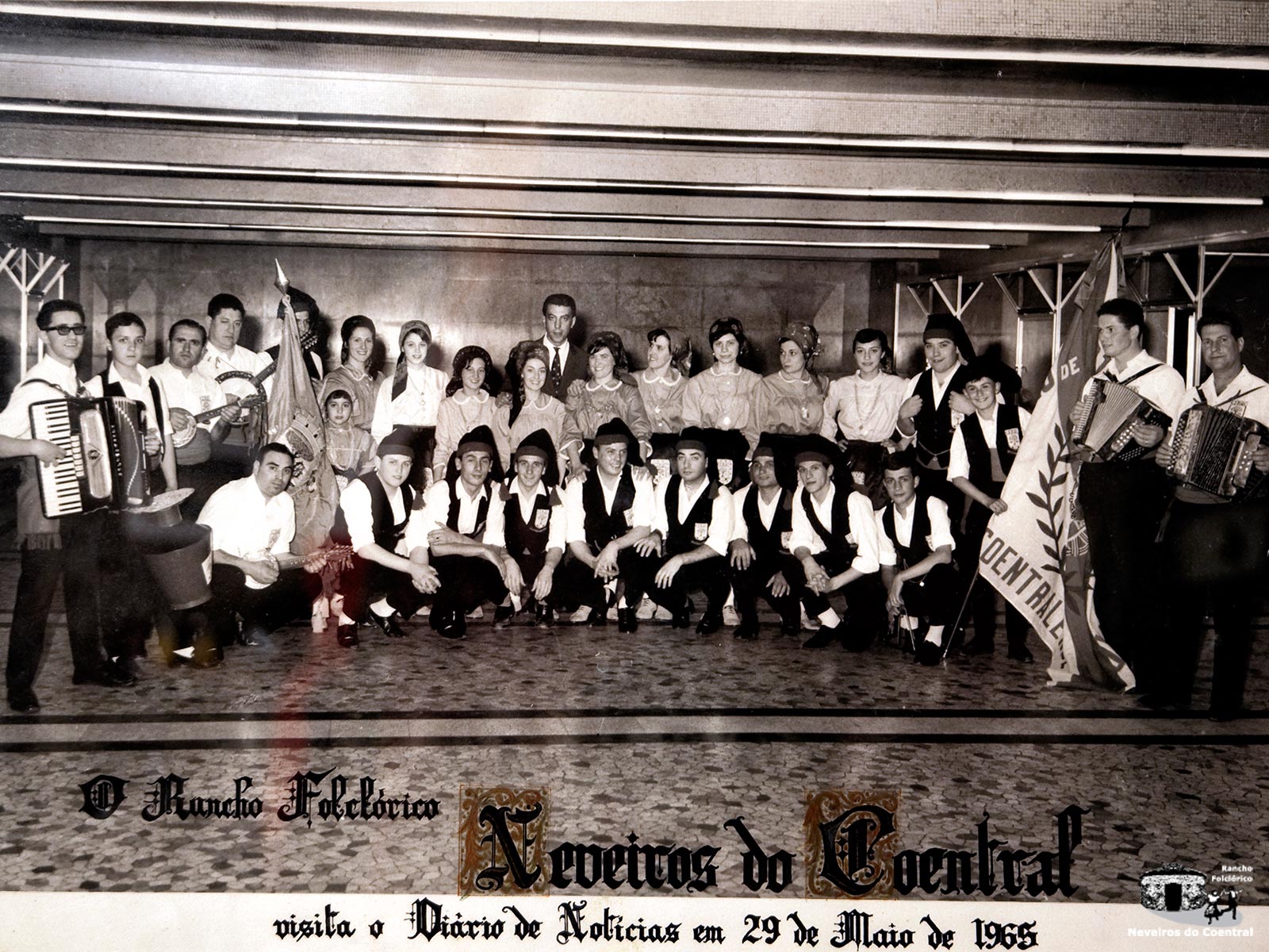 Atuação nas instalações do jornal Diário de Notícias em Lisboa (1965)
Atrás: Isidro Cotrim, José Manuel Henriques, Joaquim Agostinho, Ramiro Simões, José Almeida, Ana Cristina Tomás Henriques, Olga Almeida, Manuela Bento, Amélia Cardigos, Manuela Machado, Herlander Machado, Clara Barata, Ema Cardigos, Fernanda Barata, Fernanda Henriques, Paula Machado, Francisco Barata, António Manuel Correia, Gustavo Barata, Mário VarandasFrente: Manuel Fernandes, Alberto, José Manuel Machado, José Alves, Américo Barata, Antero Miranda, Alcides Ventura, Jorge Bento, Sebastião Simões