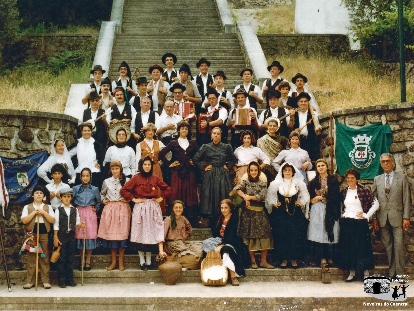 Foto de grupo, Coentral (1985)
Atrás (homens): Emílio Miranda, António Augusto, Alberto Simões, Jorge Fernandes, Armando Simões, Abílio Galhardo, Antero Miranda, José Almeida, Américo Barata, Hélder MachadoMeio (homens): Manuel Fernandes, Carlos Jorge, Domingos Costa, Paulo Miranda, Jeremias Cesário, Joaquim Agostinho, Armando Barata, Gustavo Barata, Manuel Barata, Ramiro Simões, Paulo Barata, Francisco BarataMeio (mulheres): Margarida Monteiro, Fernanda Barata, Manuela Fernandes, Ana Barata, Isabel Barata, Paula Almeida, Anabela Cesário, Paula Claro, Piedade SimõesFrente: Fernando Madeira, Jorge Cesário, Bruno Almeida, Cláudia Machado Fernandes, Susana Barata, Florbela Costa, Palmira Simões, Isabel Simões, Mónica Machado Fernandes, Isaura Baeta, Maria Herlander, Clara Barata, Herlander Machado