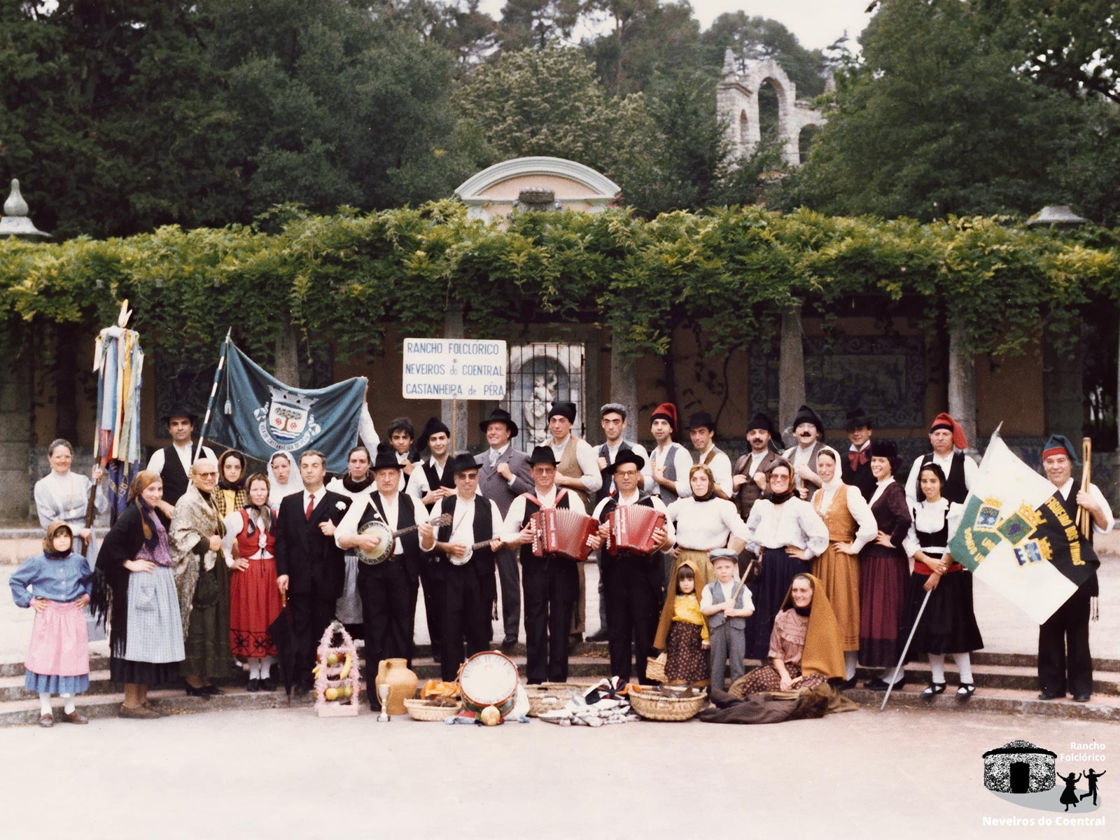 Atuação no Jardim Zoológico, Lisboa (1988)
Atrás: Clara Barata, Jorge Fernandes, Paulo Fernandes, Pedro Graça, Américo Barata, Armando Barata, Emílio Miranda, Hélder Machado, Paulo Miranda, Carlos Jorge Ferreira, António José Barata, Paulo Machado Fernandes, Jeremias CesárioFrente: Andreia Barata, Isabel Simões, Fernanda Claro, Mónica Machado Fernandes, Piedade Simões, Margarida Monteiro, Antero Miranda, Ana Paula Almeida, Ramiro Simões, Manuel Fernandes, Gustavo Barata, Armando Barata, Manuela Simões Fernandes, Manuela Fernandes, Ana Cristina Barata, Isabel Barata, Cláudia Machado FernandesBaixo: Ana Catarina Barata, Diogo Simões, Palmira Simões