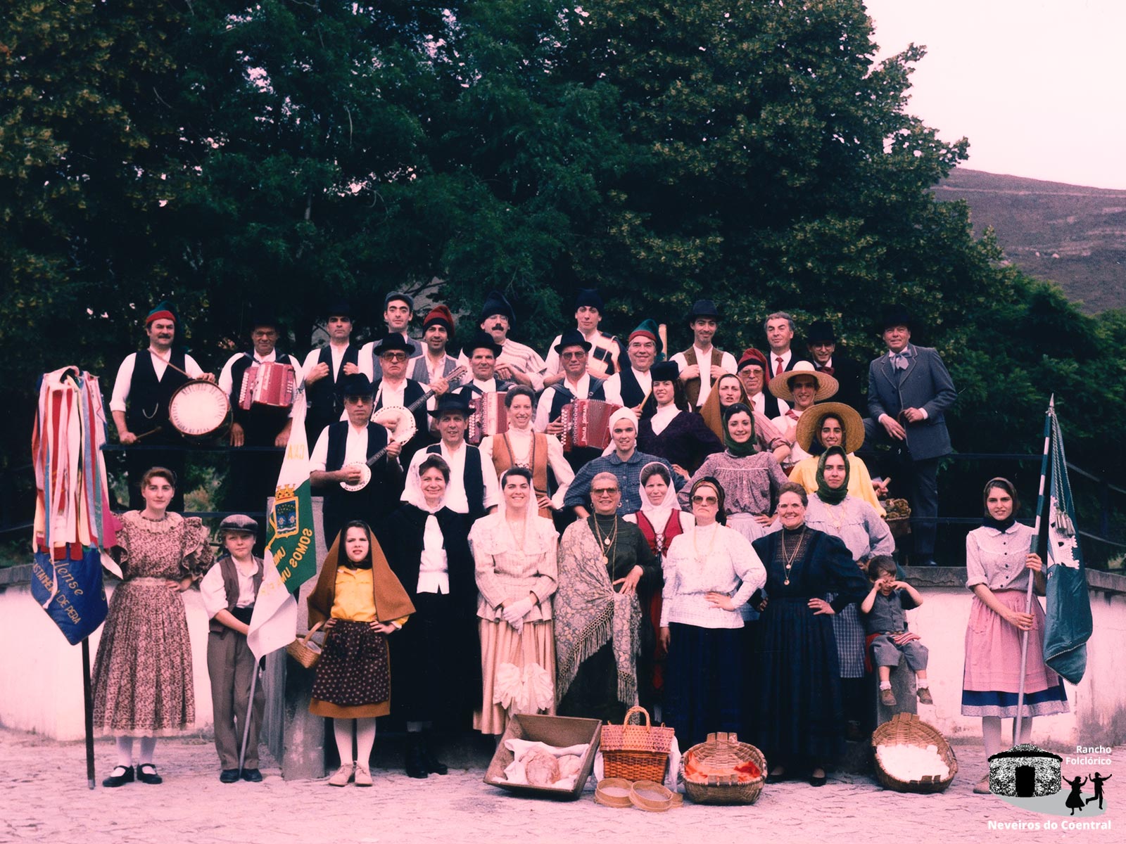 Foto de grupo, Coentral (1993)
Atrás: Domingos Costa, Armando Barata, Jorge Fernandes, Emílio Miranda, Hélder Machado, António José, Armando Simões, Paulo Miranda, Antero Miranda, João Paulo, Américo BarataMeio: Manuel Fernandes, Ramiro Simões, José Almeida, Manuel Barata, Ana Barata, Gustavo Barata, Susana Barata, Francisco Barata, Isabel Barata, Palmira Simões, Graça Barata, Jeremias Cesário, Bruno Almeida, Cláudia Machado FernandesFrente: Alexandra Correia, Diogo Simões, Catarina Barata, Fernanda Barata, Florbela Costa, Fernanda Claro, Piedade Simões, Manuela Fernandes, Clara Barata, Paula Almeida, João Miranda, Andreia Simões