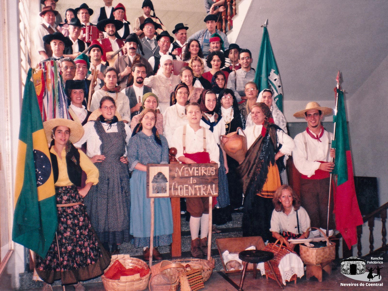 Segunda viagem ao Brasil (1997)
Atrás: Angelino Madeira, Jorge Fernandes, Nelson Silva, Alberto Simões, Piedade Simões, Manuel Barata, Jeremias Cesário, Manuel Fernandes, Rui Sebrosa, Américo Barata, Armando Barata, Armando SimõesMeio: Antero Miranda, José Silvestre, Carlos Jorge Ferreira, Gustavo Barata, --, Domingos Costa, Fernando Costa, José Machado Fernandes, Francisco Barata, Ana Paula Almeida, Paulo Miranda, Susana Barata, Ana Cristina Barata, Maria Fernanda Barata, Juvelina Costa, --, João Paulo AlvesFrente: Cláudia Machado Fernandes, Isabel Barata, Andreia Barata, Ana Catarina Barata, Palmira Simões, Manuela Fernandes, Diogo Simões, Ana Filipa Antunes, Isaura Baeta, Olga Almeida, Florbela Costa, Manuela Machado Fernandes, Bruno Almeida