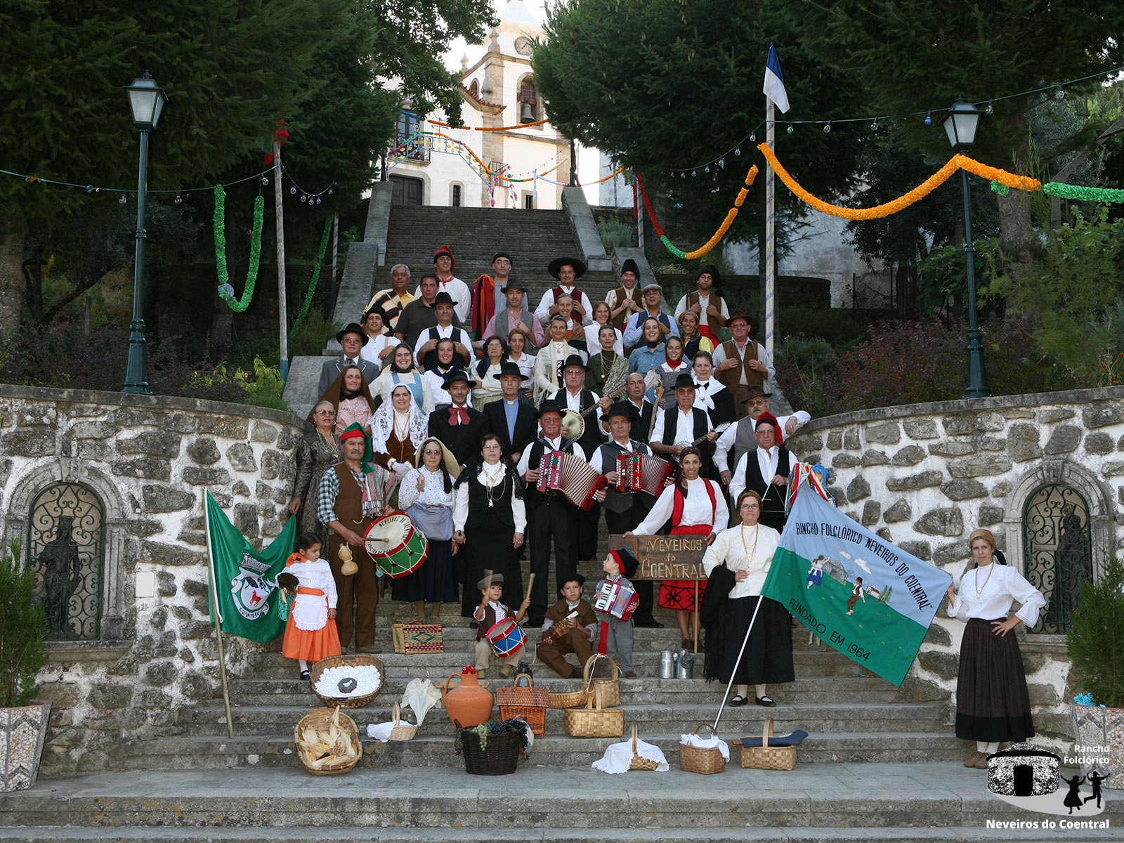 Foto de grupo, Coentral (2006)
Atrás: José Machado Fernandes, Armando Simões, Bruno Almeida, Emílio Miranda, Paulo Miranda, Elisa Canário, Bruno Simões, --, Nelson Silva, Paulo Machado Fernandes, Cláudia Machado Fernandes, Paulo LopesMeio: Américo Barata, Tiago Carvalho, Andreia Barata, Jorge Fernandes, Ana Filipa Antunes, Juvelina Costa, Mónica Fernandes, Maria da Glória Claro, Paula Claro, Ana Catarina Barata, Susana Carvalho, Maria Fernanda Barata, Alberto SimõesMeio: Fernanda Claro, Palmira Simões, Florbela Costa, Fernando Costa, Antero Miranda, Ramiro Simões, António Silva, Manuel Fernandes, Angelino MadeiraFrente: Joana Costa, Gonçalo Almeida, Miguel Henriques, Diogo Henriques, Manuela Fernandes, Sara Amaro